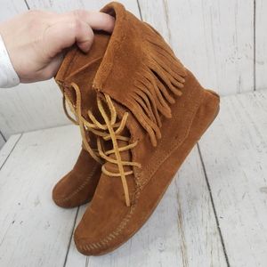 MINNETONKA brown moccasins ankle fray